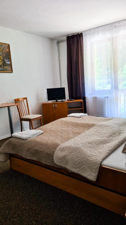 Horsky Hotel Eva Svätý Jur Екстериор снимка