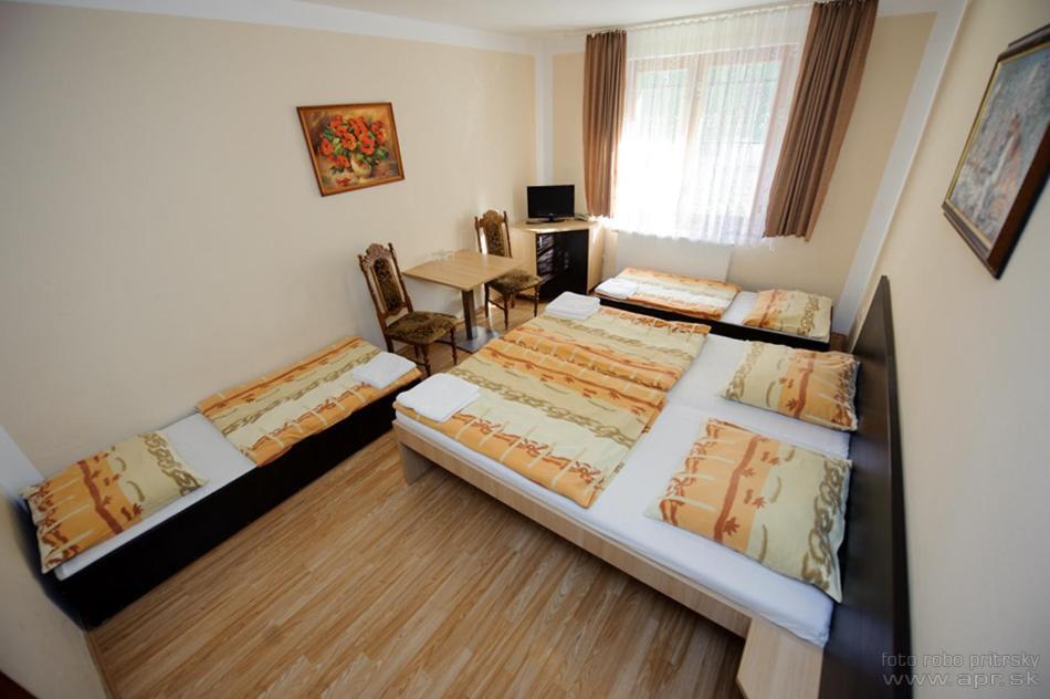 Horsky Hotel Eva Svätý Jur Екстериор снимка