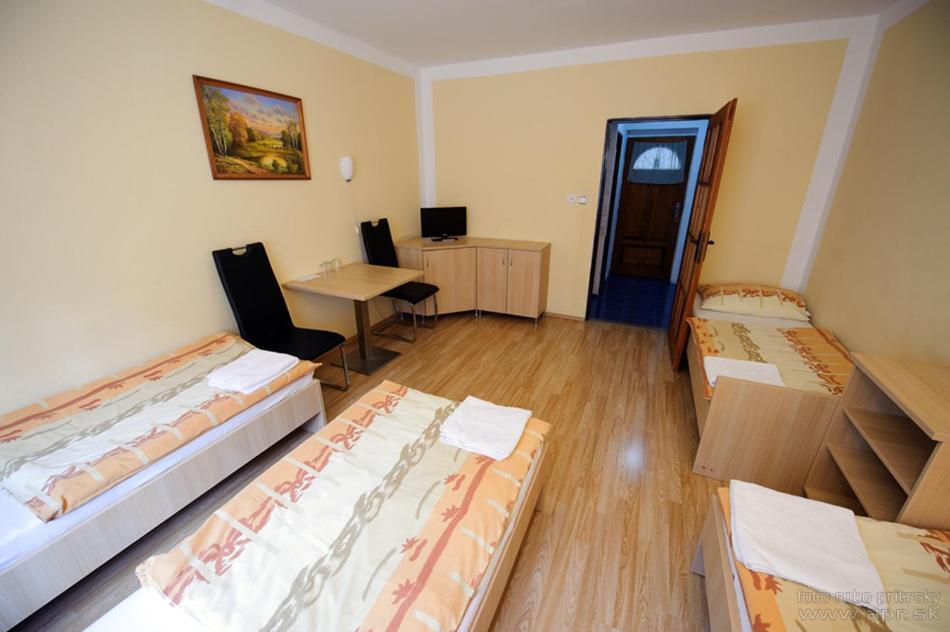 Horsky Hotel Eva Svätý Jur Екстериор снимка