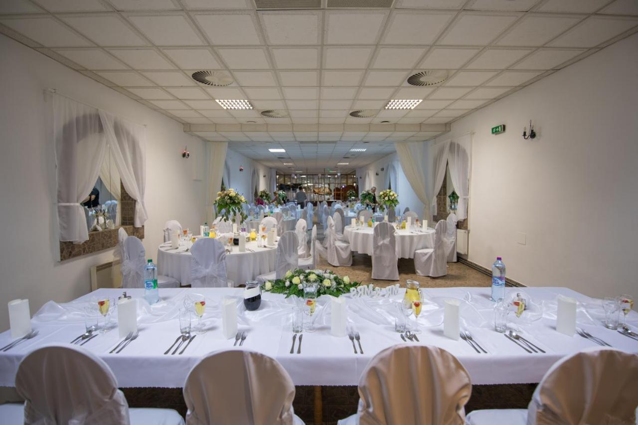 Horsky Hotel Eva Svätý Jur Екстериор снимка